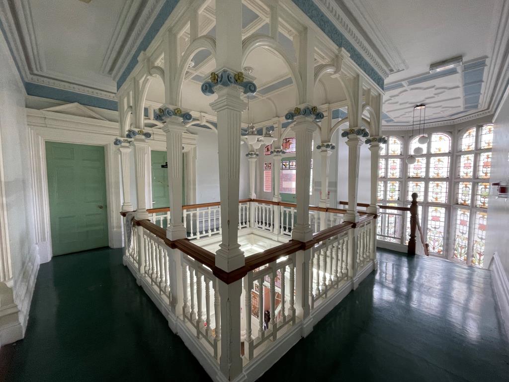 Lot: 172 - ATTRACTIVE BUILDING ON GOOD SIZE PLOT WITH PARKING OFFERING POTENTIAL - Gallery Landing and stained glass window